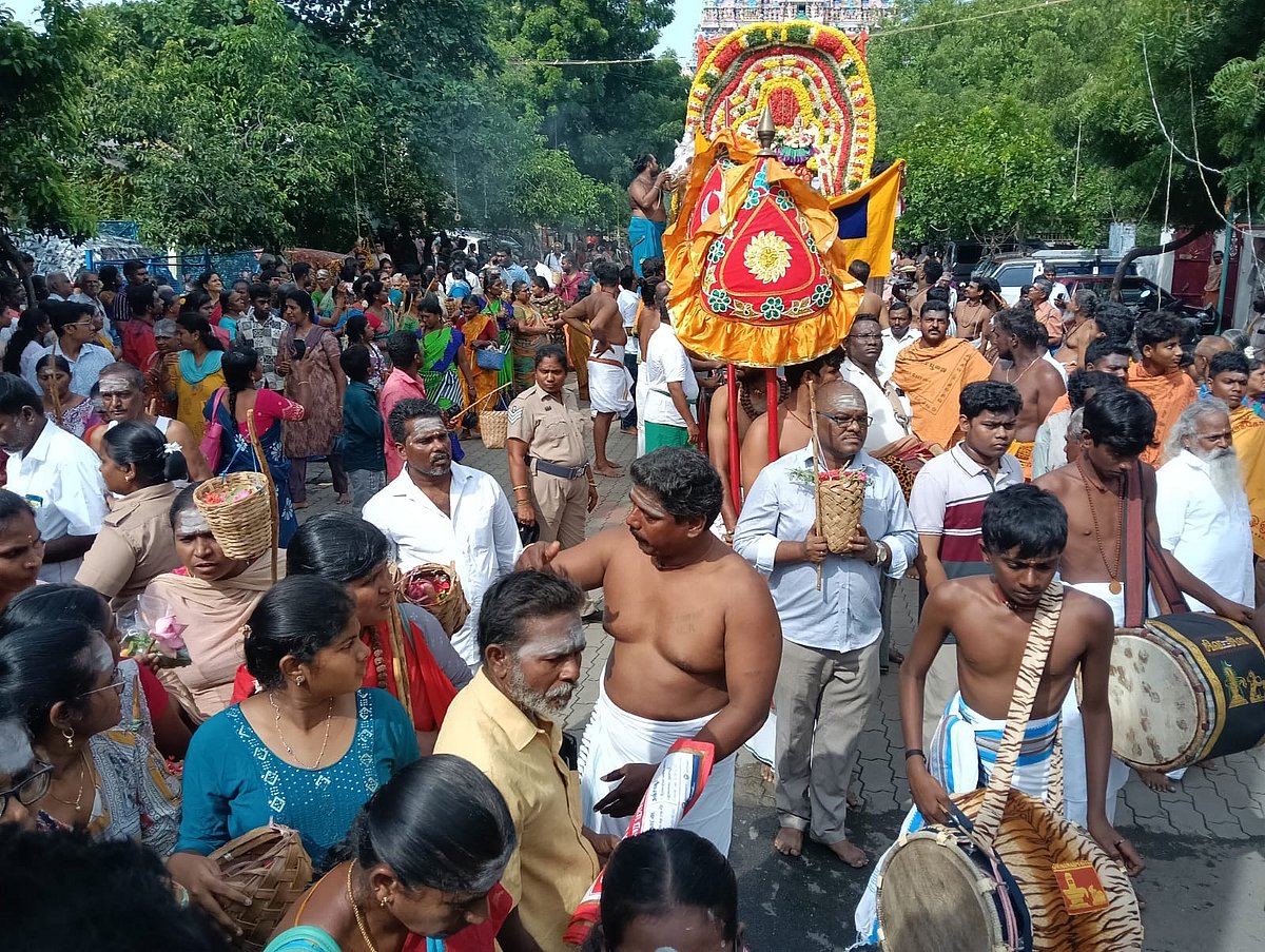 பசுபதீஸ்வரர் கோயிலில் எறிபத்த நாயனார், யானையைத் துண்டித்த விழா: கரூரில் திரளான பக்தர்கள் பங்கேற்பு 