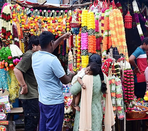விழுப்புரம் பழைய பேருந்து நிலையம் அருகிலுள்ள மொத்த பூக்கள் விற்பனையகத்தில் பூக்கள் வாங்கிய பெண்கள்.