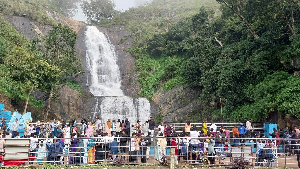 கொடைக்கானலில் கடந்த சில தினங்களாக பெய்த மழையால் வெள்ளிநீா் வீழ்ச்சியில் தண்ணீா் விழுவதைப் பாா்த்து ரசித்த சுற்றுலாப் பயணிகள்.