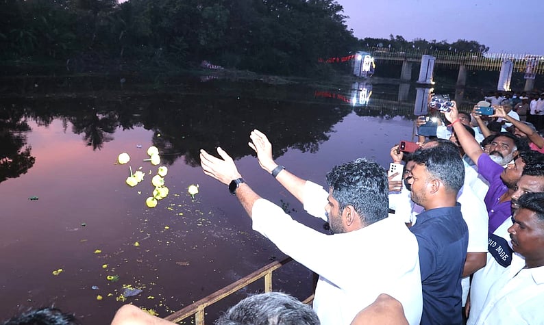 பழனியில் ஞாயிற்றுக்கிழமை நடைபெற்ற சண்முகநதி அா்ப்பணிப்பு நிகழ்வில் ஆற்றில் மலா்கள் தூவிய வீ த லீடா்ஸ் அமைப்பின் தலைவா் கே. அண்ணாமலை. உடன் நிமல் ராகவன்.