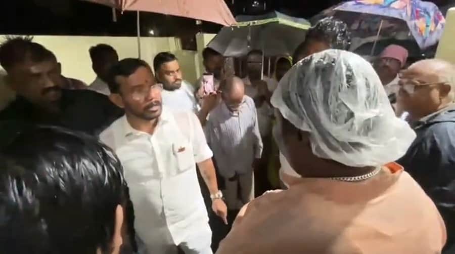 கோவையில் கனமழையால் வெள்ளத்தில் மிதக்கும் குடியிருப்புகள்! - அதிகாரிகளிடம் அமைச்சர் சம்பத்குமார் வாக்குவாதம்!