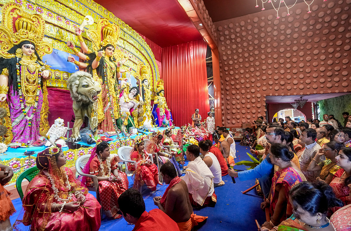 பிரார்த்தனை செய்து ஆசி பெற வந்த பக்தர்கள்.