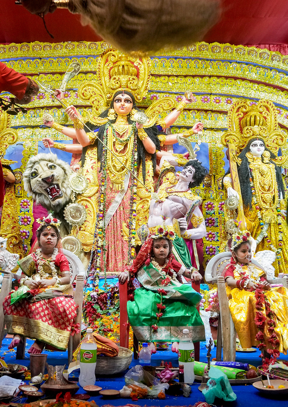 துர்கா தேவியாக வேடமிட்ட சிறுமிகள்.