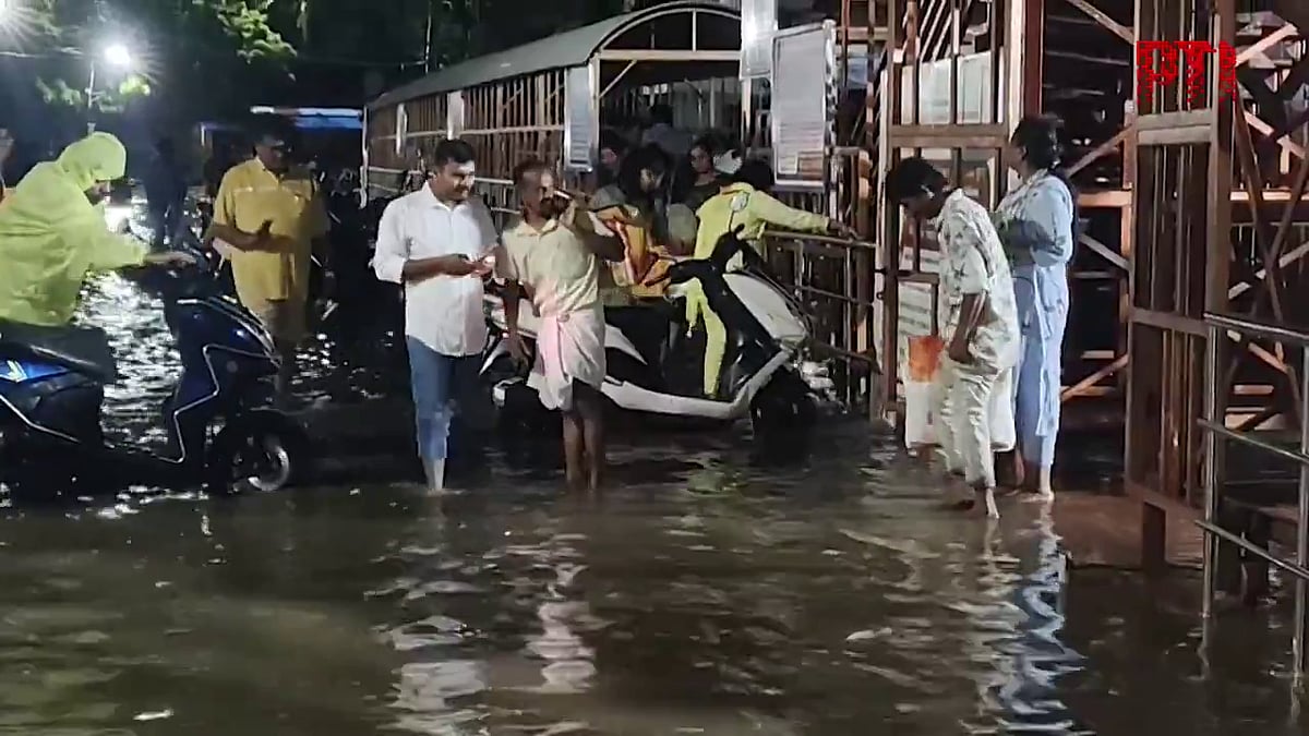 ராமநாத சுவாமி கோயில் அருகே பெருக்கெடுத்து ஓடும் மழைநீர்