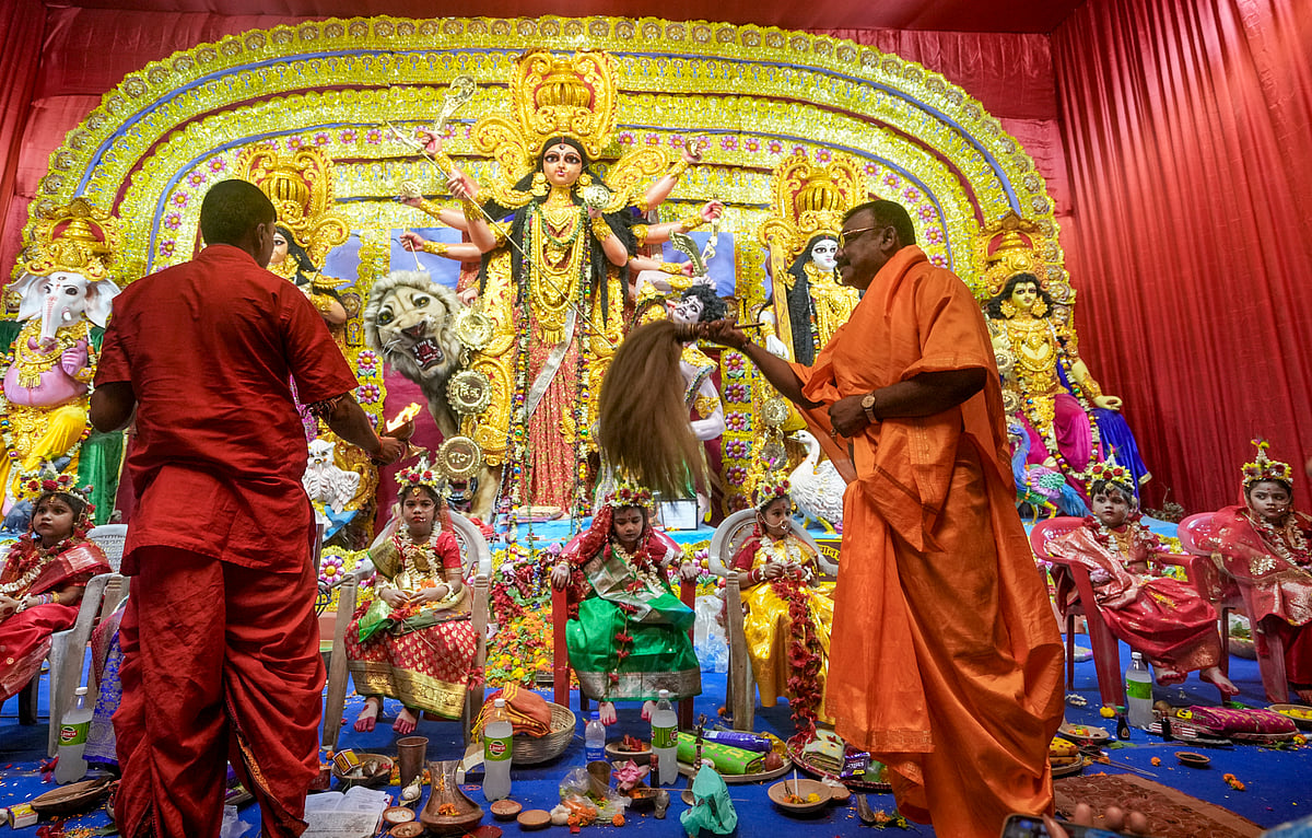 ஆரத்தி எடுக்கும் அர்ச்சகர்.