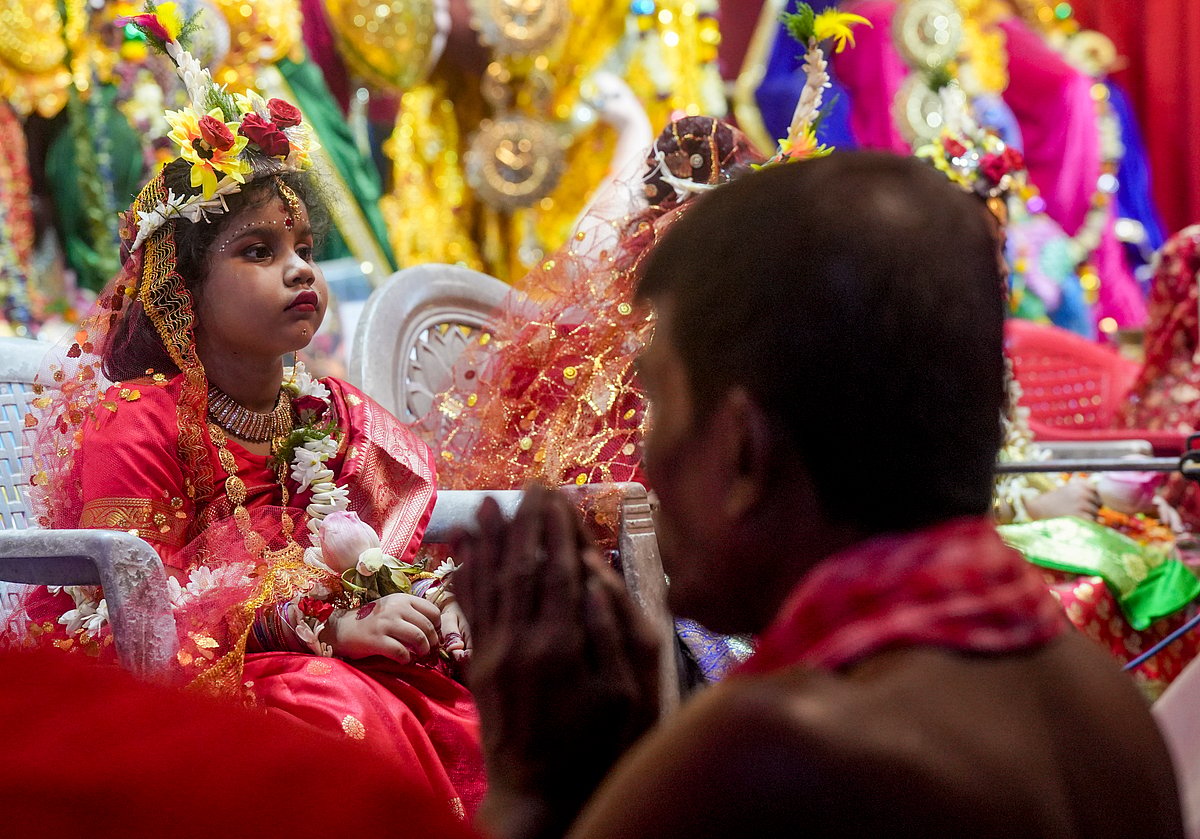 வழிபாட்டின் போது, சிறுமியை துர்கா தேவியின் வடிவமாகவே பாவித்து, பாதங்களைக் கழுவி, திலகமிட்டு, மலர்கள் மற்றும் ஆரத்தி எடுத்து வழிப்படும் அர்ச்சகர்.