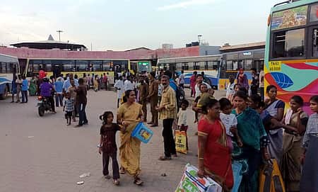 பேருந்து நிலையங்களில் குவிந்த பயணிகள்