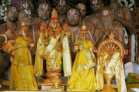 திருமலையில் பிரம்மோற்சவத்தின் நிறைவு நாள் உற்சவமூா்த்திகளுக்கும், சக்கரத்தாழ்வாருக்கும் நடைபெற்ற ஸ்நபன திருமஞ்சனம்