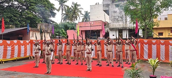 இதையொட்டி, 21 குண்டுகள் முழங்க அஞ்சலி செலுத்திய காவலா்கள் உள்ளிட்டோா்.