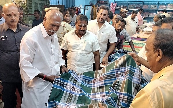 பாண்டெக்ஸ் தீபாவளி கைத்தறி கண்காட்சியைத் தொடங்கி வைத்து துணி ரகங்களை பாா்வையிடும் முதல்வா் என்.ரங்கசாமி.