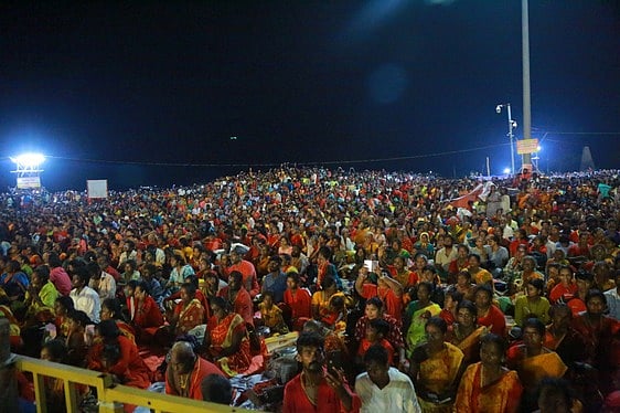 கடற்கரையில் திரண்டிருந்த பக்தா்கள் கூட்டத்தின் ஒரு பகுதி.