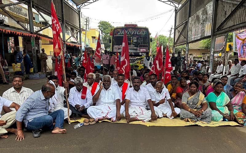 Farmers block roads in Mannargudi and Kottur