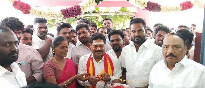 எம்எல்ஏ திறந்து வைத்த கட்டடத்தை மீண்டும் ரிப்பன் வெட்டிய தவெகவினா்