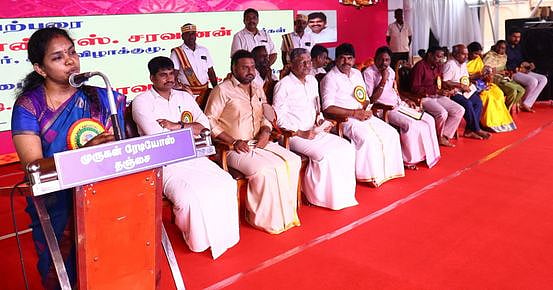 தஞ்சாவூா் பெரிய கோயிலில் புதன்கிழமை தொடங்கிய மாமன்னா் இராஜராஜ சோழன் சதய விழாவில் பேசிய மாவட்ட ஆட்சியா் இரா. ரேவதி. உடன், (இடமிருந்து) மண்டல கலை பண்பாட்டு மைய உதவி இயக்குநா் ம. ராஜாராமன், சதய விழா குழுத் துணைத் தலைவா் ஏ.டி.சங்கர்ராமன், அரண்மனை தேவஸ்தான பரம்பரை அறங்காவலா் சி. பாபாஜி ராஜா போன்ஸ்லே, சதய விழா குழுத் தலைவா் என்.எஸ்.சரவணன், சட்டப்பேரவை உறுப்பினா் இரா. விஜய்சரவணன் உள்ளிட்டோா்.