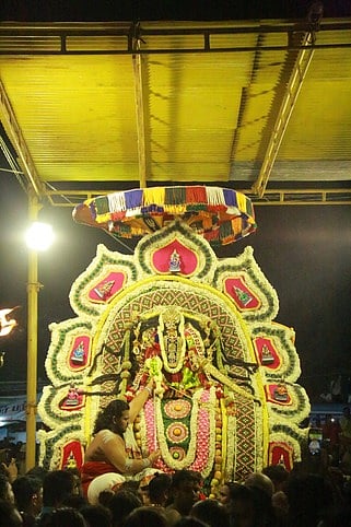 கடற்கரையில் சூரசம்ஹாரனை வதம் செய்ய சிம்ம வாகனத்தில் எழுந்தருளிய அம்மன்.