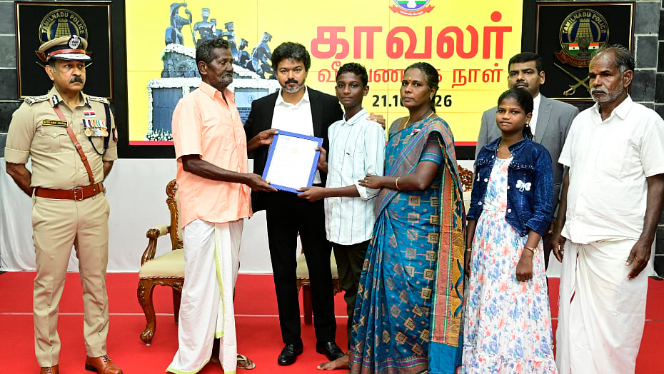 பணியின்போது இறந்த  காவலர்களின் குடும்பங்களுக்கு ரூ. 5.96 கோடி காப்பீட்டுத் தொகை! முதல்வர் வழங்கினார்
