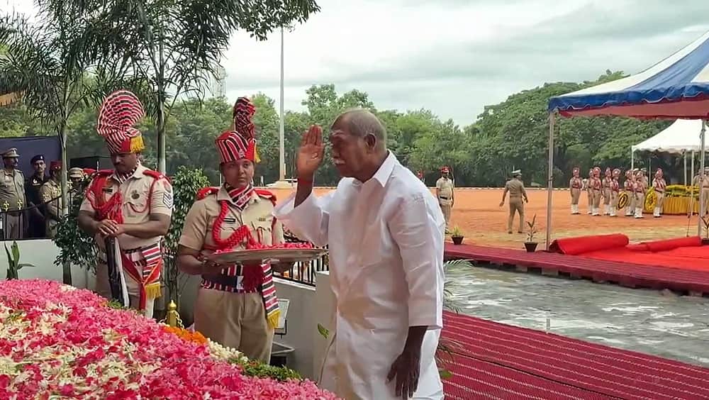 காவலர் வீரவணக்க நாள்: முதல்வர் அஞ்சலி; 21 குண்டுகள் முழங்க மரியாதை