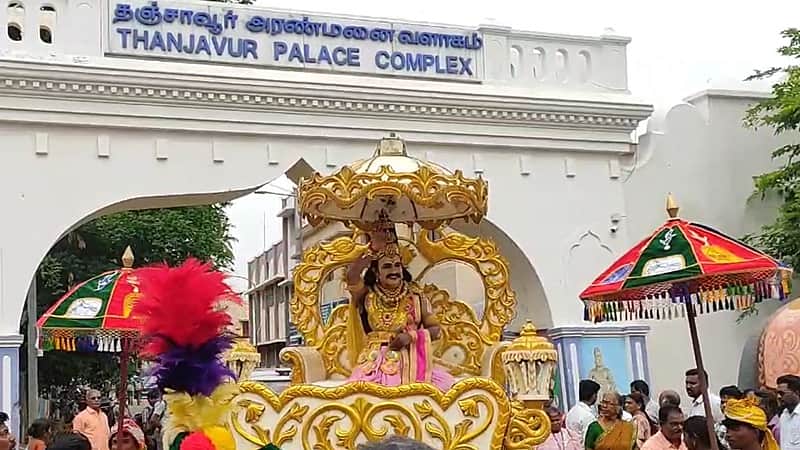 தஞ்சை பெரிய கோயிலில் சதய விழா: குதிரைகள் பூட்டிய ரதத்தில் ராஜராஜசோழன் நகர்வலம்!