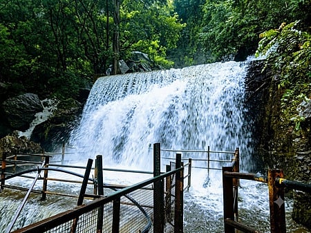 கும்பக்கரை அருவியில் ஏற்பட்ட வெள்ளப்பெருக்கு.