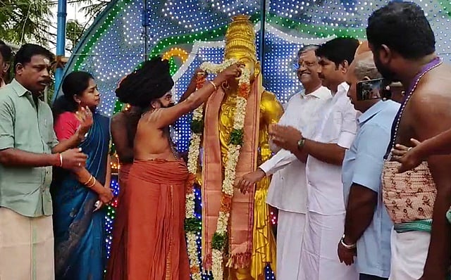 சதயவிழா: இராஜராஜ சோழன் சிலைக்கு மாலை அணிவித்து மரியாதை!
