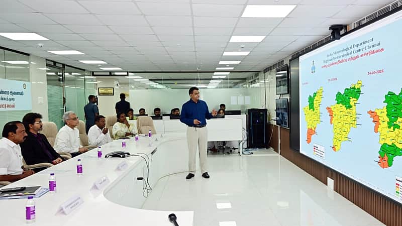 பருவமழை தீவிரம்: சென்னை எழிலகத்தில் முதல்வர் விஜய் ஆய்வு!
