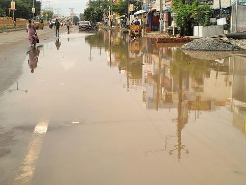 வண்ணாா்பேட்டை அணுகுசாலையில் வியாழக்கிழமை தேங்கியிருந்த மழைநீா்.
