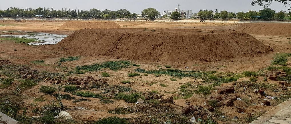 புதுக்கோட்டையில் பாதியில் பணிகள் நின்றுபோன புதுக்குளம்.
