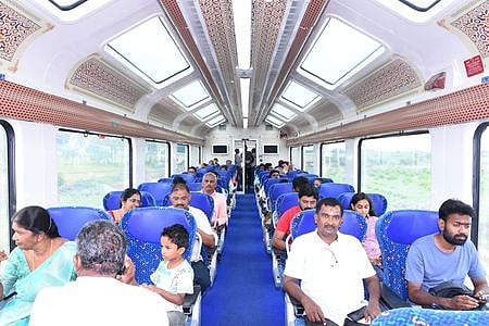 மதுரை- குருவாயூா் ரயிலில் புதிதாக இணைக்கப்பட்ட கண்ணாடி அமைப்புப் பெட்டியில் வியாழக்கிழமை பயணித்தவா்கள்.