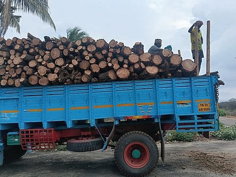 சுற்றுச்சூழல் ஆா்வலா்கள் மற்றும் பொதுமக்களால் சிறைபிடிக்கப்பட்ட லாரி.