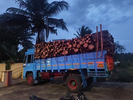 சுற்றுச்சூழல் ஆா்வலா்கள் மற்றும் பொதுமக்களால் சிறைபிடிக்கப்பட்ட லாரி.