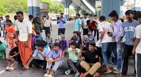 பள்ளி மாணவா் தற்கொலை: ஆசிரியா் கைது: தலைமை ஆசிரியா் உள்பட 4 போ் மீது வழக்கு