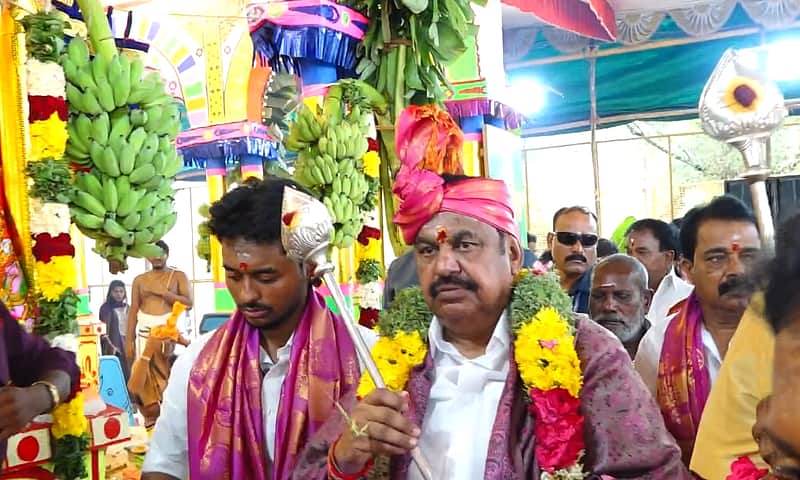 Edappadi K. Palaniswami offered prayers at the Muthumalai Murugan Temple near Vazhappadi.