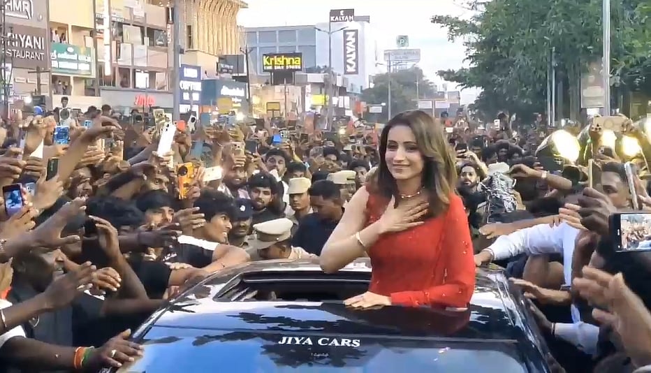 த்ரிஷாவைக் காண திரண்ட ரசிகர்களால் திணறிய கோவை!