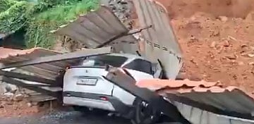 உதகையில் சுவர் இடிந்து விழுந்து பாதுகாவலர் படுகாயம்; வாகனங்கள் சேதம்!