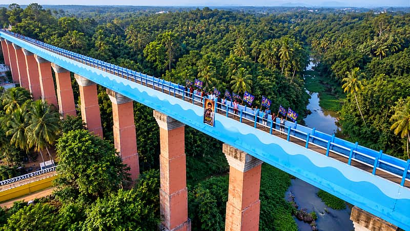மாத்தூர் தொட்டிப்பாலத்தில் துரோகம் பழகு படத்தின் போஸ்டர்