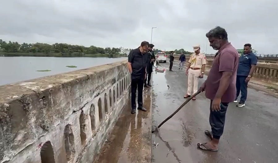 சுண்ணாம்பாறு மேம்பாலத்தில் துணைநிலை ஆளுநர் ஆய்வு