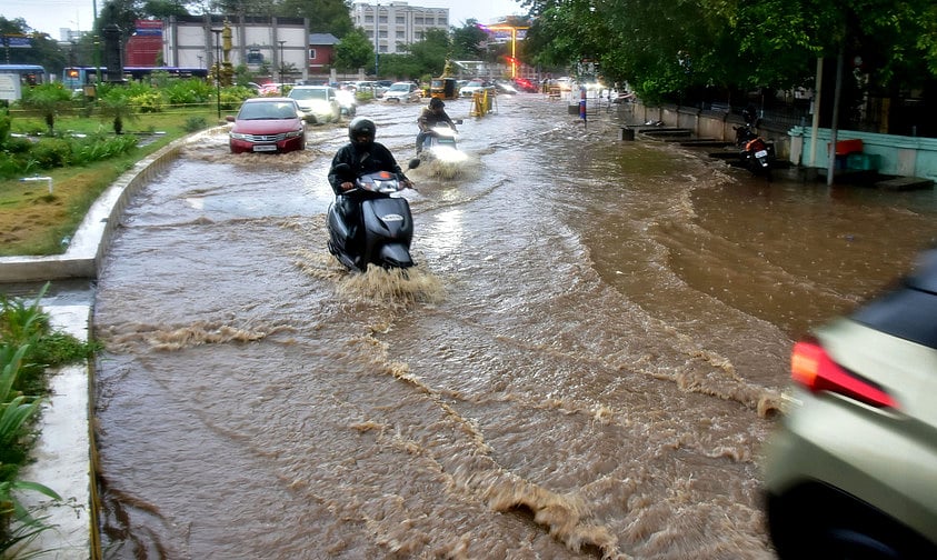 கோவை ரெட்கிராஸ் சாலையில் பெருக்கெடுத்த வெள்ளத்தில் சென்ற வாகன ஓட்டிகள்.