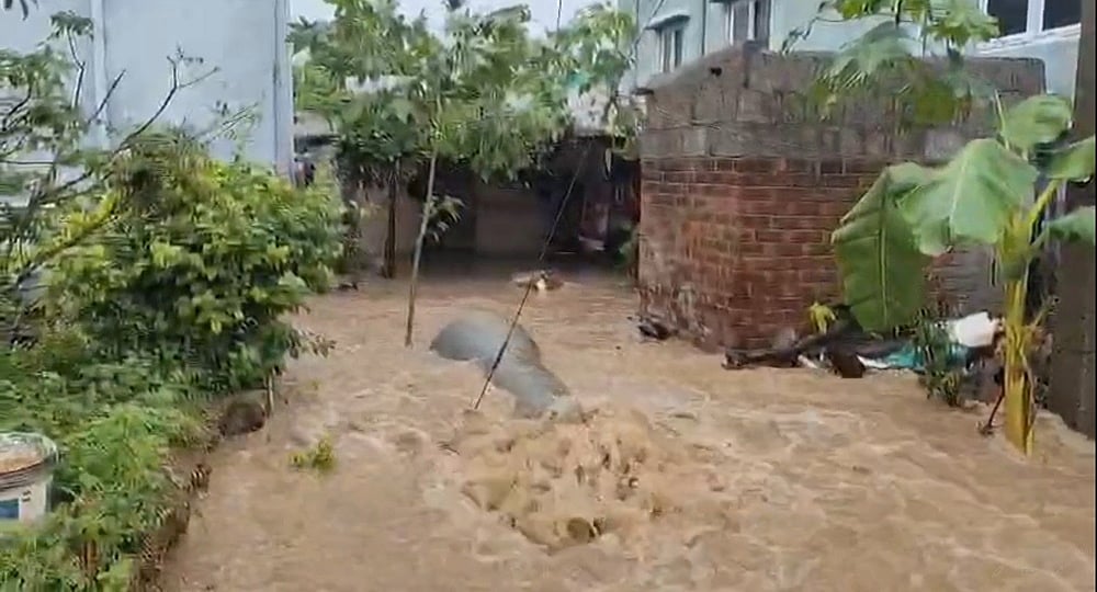ஆத்தூர் அருகே மேட்டூர் குடிநீர் குழாய் உடைப்பு: சாலைகளில் பெருக்கெடுத்து ஓடும் குடிநீர்