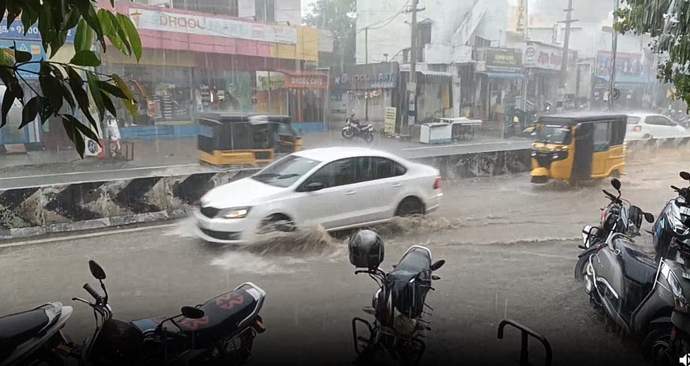 கோவையில் கொட்டி தீர்க்கும் கனமழை: வாகன ஓட்டிகள் கடும் அவதி 