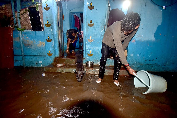 வீட்டுக்குள் புகுந்த வெள்ள நீர்