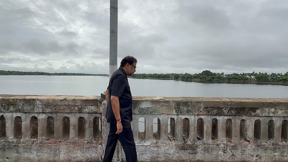 மழை பாதிப்புகளை ஞாயிற்றுக்கிழமை நேரில் பாா்வையிட்ட துணைநிலை ஆளுநா் கே.கைலாஷ்நாதன்.