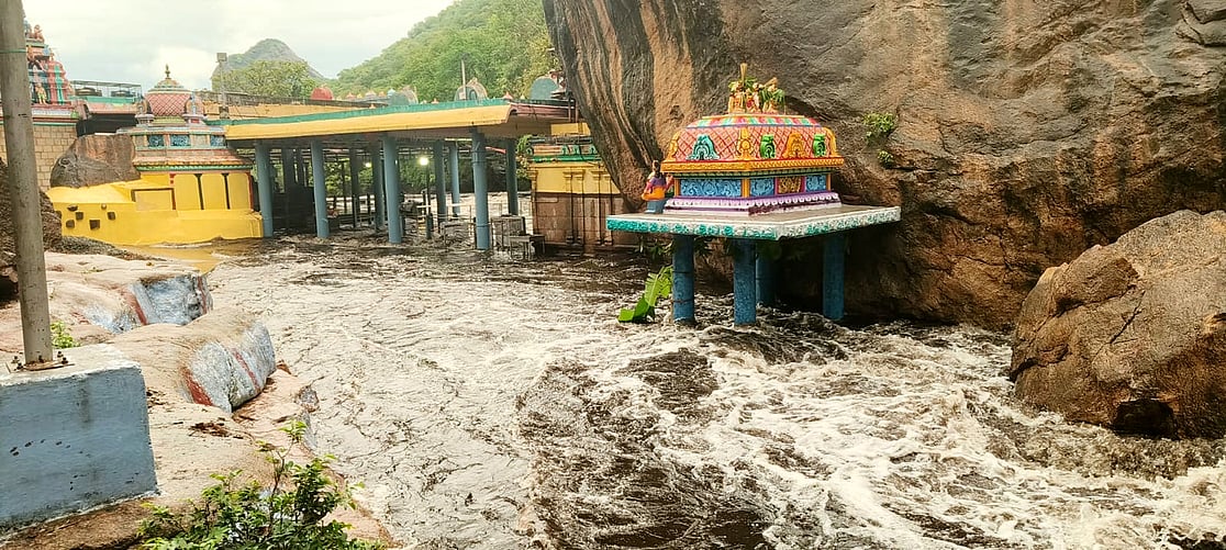 திருமூா்த்திமலையில் அமைந்துள்ள அமணலிங்கேஸ்வரா் கோயிலுக்குள் புகுந்த வெள்ளம்.