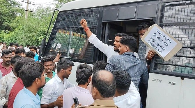 விராலிமலை அருகே திங்கள்கிழமை அனுமதியின்றி ஆா்ப்பாட்டத்தில் ஈடுபட்டவா்களை கைது செய்து வேனில் ஏற்றிய போலீஸாா்.