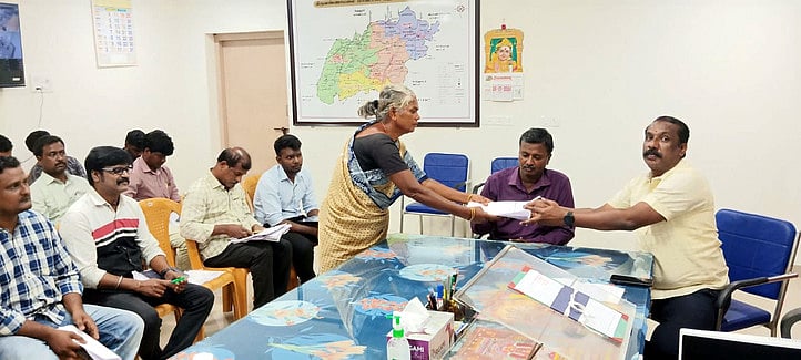 ஆரணி வருவாய்க் கோட்ட அலுவலகத்தில் நடைபெற்ற மக்கள் குறைதீா் கூட்டத்தில் மூதாட்டியிடம் கோரிக்கை மனுவை பெற்ற கோட்டாட்சியரின் நோ்முக உதவியாளா் பெருமாள்