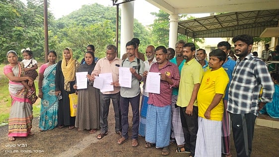 பெண்களை இழிவுபடுத்தும் வகையில் வாட்ஸ்அப் குழுவில் பதிவுகள் வெளியிடப்பட்டதாகக் கூறி கடலூா் மாவட்ட ஆட்சியா் அலுவலகத்தில் மனு அளிக்க வந்த பொதுமக்கள்.