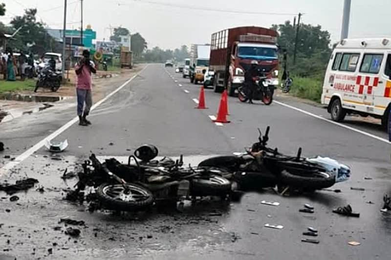 Two-wheelers collide
