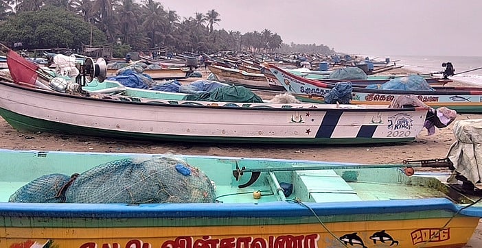 நல்லவாடு பகுதியில் நிறுத்தி வைக்கப்பட்டுள்ள மீன்பிடி படகுகள்.