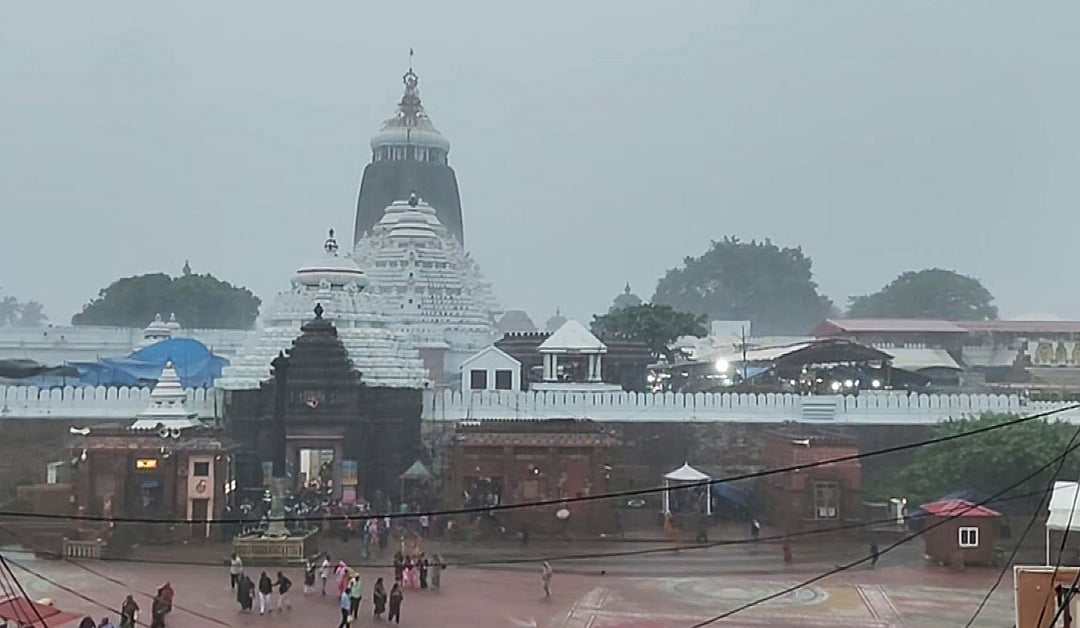 ஒர்னாப் புயலின் தாக்கத்தால், ஜெகந்நாதர் கோவியில் திரண்ட பக்தர்கள்.