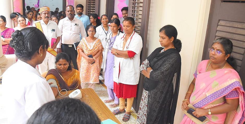 பெண் அரசு ஊழியா்களுக்கு 
மாா்பகப் புற்றுநோய் பரிசோதனை முகாம்