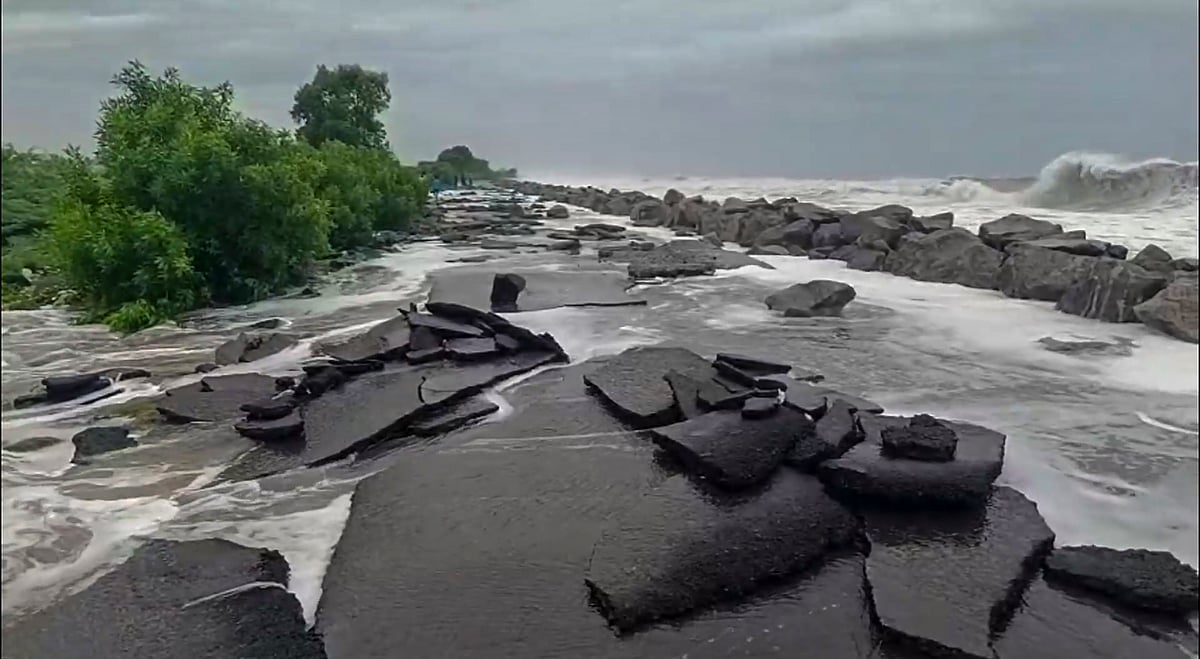 கொந்தளிக்கும் கடல்.